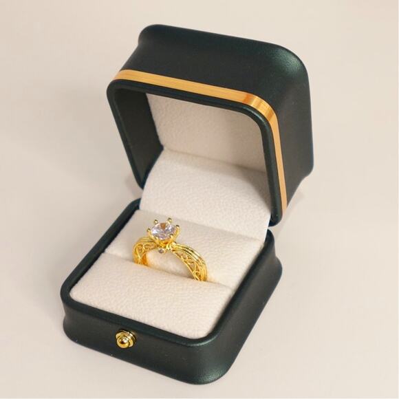 None and/or Unknown Jewelry - Wicked Green Gift Ring Box with a Gold Queen Ring inside! Size 8